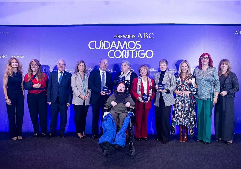 Premiados, organizadores y participantes en el acto posan tras la celebración de la primera edición de los galardones. (ángel de antonio) Diario ABC 